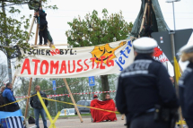 b_215_215_16777215_0_0_images_stories_akt13_130429-blockade_dpa-Blockade-Atomkraftwerk-Neckarwestheim.jpg